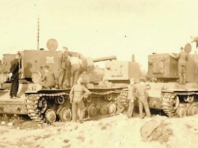 KV-2 152mm Gun Armed Tanks