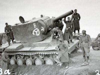 KV-2 tank model 1940, tank abandoned due to mechanical malfunction