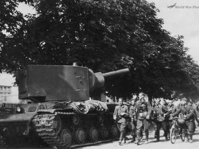 KV-2 tank 10