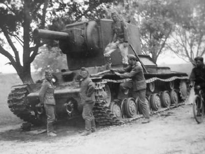German soldiers examining knocked out KV2 tank 1941 4