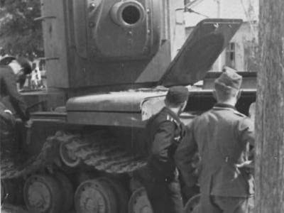 German soldiers examining knocked out KV2 tank 1941 6