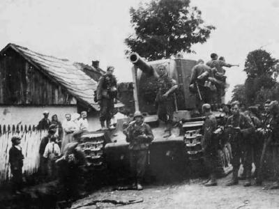 German soldiers examining knocked out heavy tank KV2 – Eastern Front 1941 Operation Barbarossa