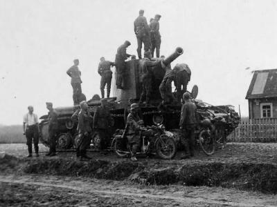 Tank KV2 Eastern Front 1941 4