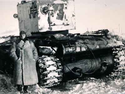 German KV-2 PzKpfw 754 (r) of unknown Wehrmacht unit – provisional winter camouflage, rear