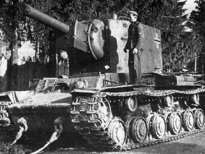 German KV-2 tank – balkenkreuz on the rurret side and hull