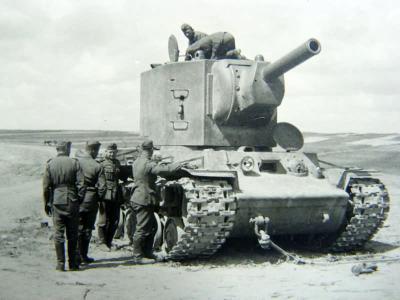 Heavy tank KV-2 with „low” turret