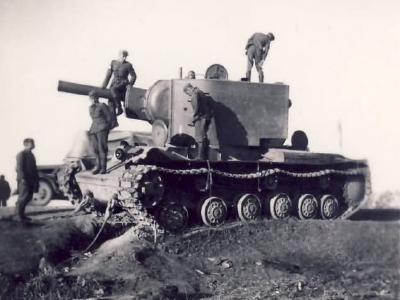 KV-2 heavy tank and wehrmacht soldiers 2