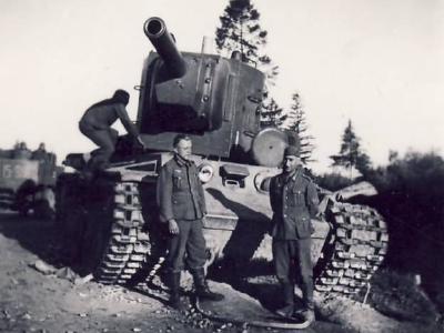 KV-2 heavy tank and wehrmacht soldiers
