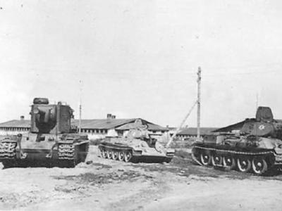 KV-2 and T-34 tanks in german service – Germany 1942
