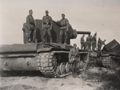 KV-2 tanks and wehrmacht soldiers
