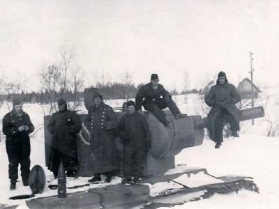 Soviet KV-2 tank winter