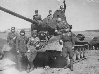 T-34-85 and crew 3