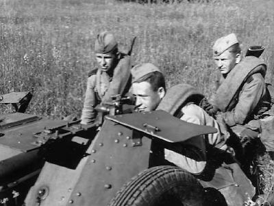 T-34-85 and 45 mm anti-tank gun 53-K