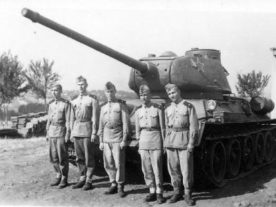 T-34-85 with crew