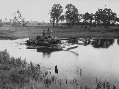 T-34-85 tanks fording