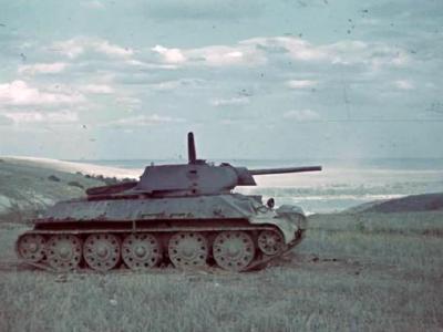 soviet tank T-34 color photo 1942