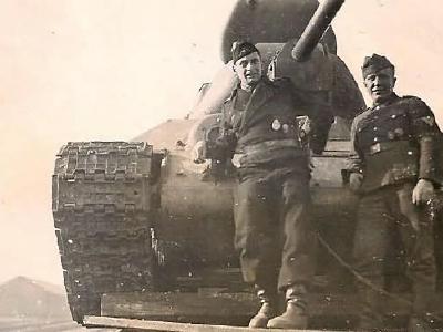 T-34 tank and Wehrmacht soldiers 25