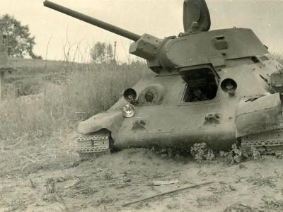 T-34 tank with welded turret, manufactured at STZ, front view
