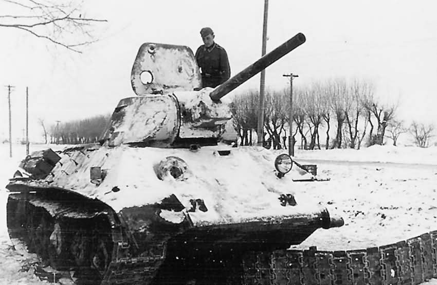 destroyed soviet T-34/76 mod 1941 tank winter | World War Photos